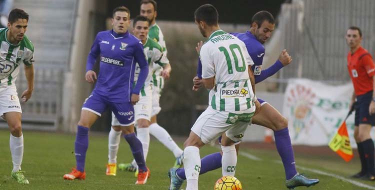 Florin pugna por el balón en el último Córdoba-Leganés.