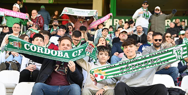 El cordobesismo sacando sus bufandas en busca del triunfo ante el Leganés.