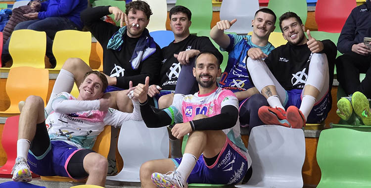 José Cuenca mostrando su pulgar junto a sus compañeros desde la grada de El Sargal a donde vuelve este viernes.