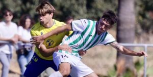 Dani González en una pugna en un partido con el Córdoba B.