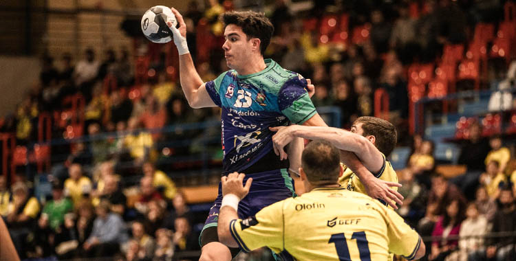 Dani Serrano, que vio la roja, se levanta ante la defe