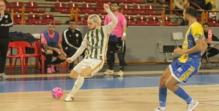 David Fernández arma la pierna ante el Virgili Cádiz.