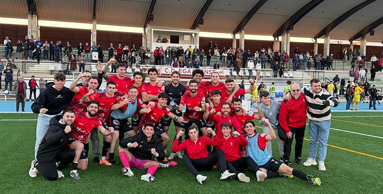 Los jugadores del Egabrense celebrando tras llevarse el derbi frente al Espeleño. Foto:@CDEgabrense1924