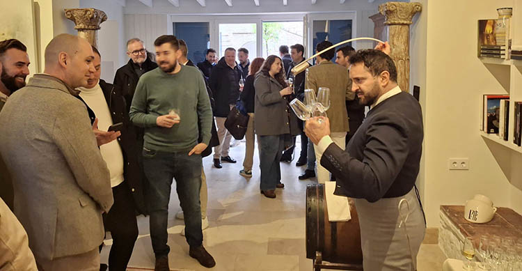 Un escanciador sirviendo vino en la inauguración de la Casa 12PB.