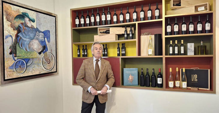 El empresario Eugenio Sánchez Ramade en la nueva tienda de Bodega 12PB en la capital cordobesa, dentro del espacio multidisciplinar para reuniones, maridajes de la Casa 12PB junto a la plaza Cardenal Toledo 