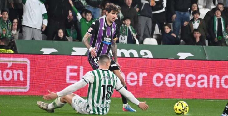 Juric y Adrián Fuentes en la falta que supuso la roja al pucelano.
