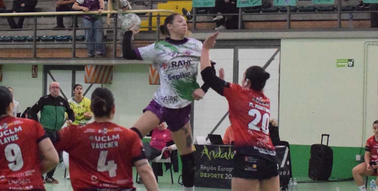 Fátima Acuña arma el brazo en un partido del Rahi-Sepisur.