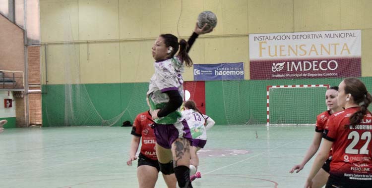 Fátima Acuña en suspensión para un lanzamiento a puerta.