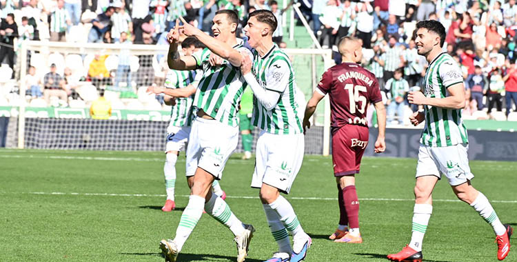 Adrián Fuentes celebrando el tanto con Requena. Autora: Natalia Román