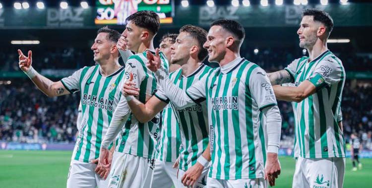 Los jugadores del Córdoba celebran el primero gol ante el Valladolid.
