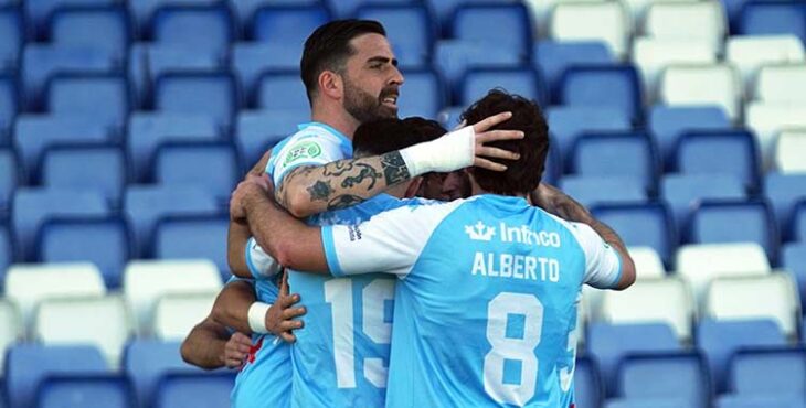 Los jugadores celestes festejan un gol.