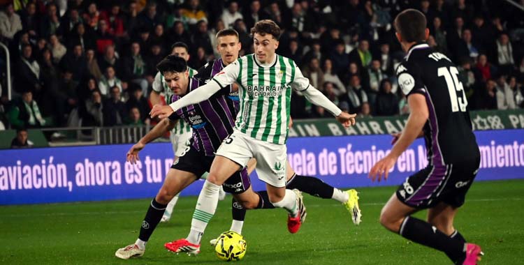 Mikel Goti salva la presión de un jugador del Valladolid.