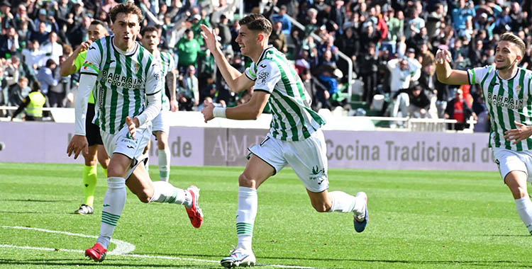 Mikel Goti celebrando su primer gol con el Córdoba junto a Dani Requena.