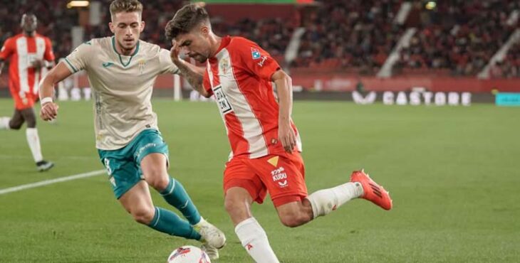 Isma Ruiz presiona a un rival en el último Almería-Córdoba.