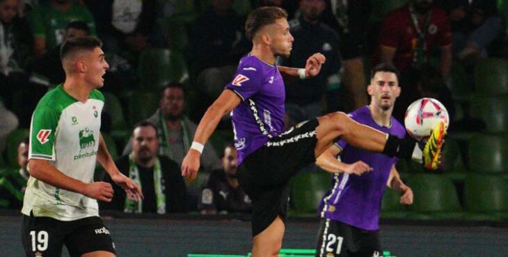 Isma Ruiz gana el balón en la última visita del Córdoba a El Sardinero.