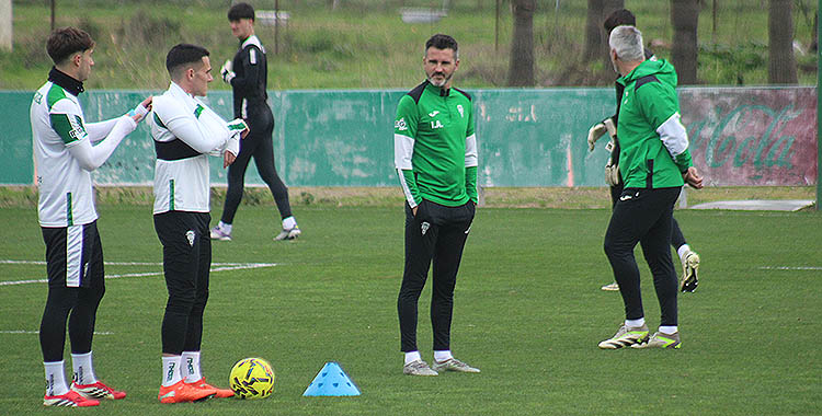 Iván Ania bromeando con Diego Bri y Requena.