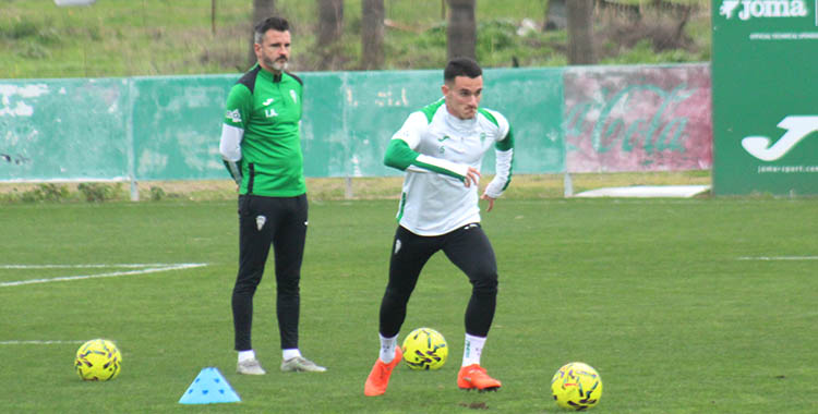 Iván Ania observando a Diego Bri, su nuevo lateral zurdo.