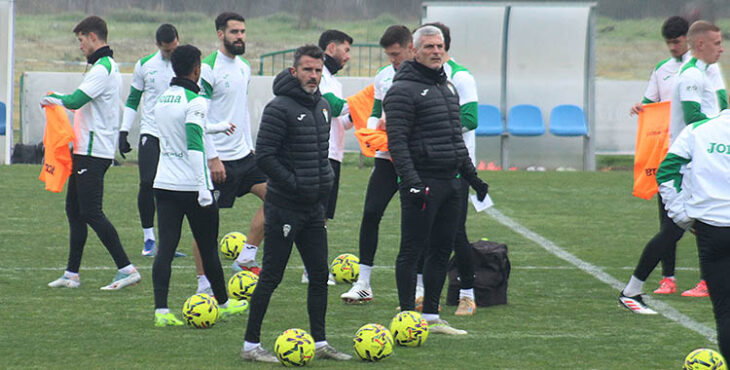Iván Ania junto a César Negredo y sus jugadores al comienzo del entrenaniento.