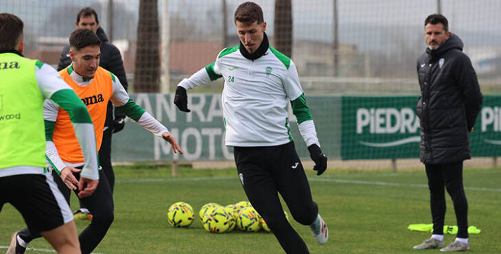 Iván Ania siguiendo el entrenamiento.