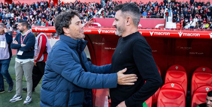 Rubi saludando a Iván Ania en los prolegómenos del partido.