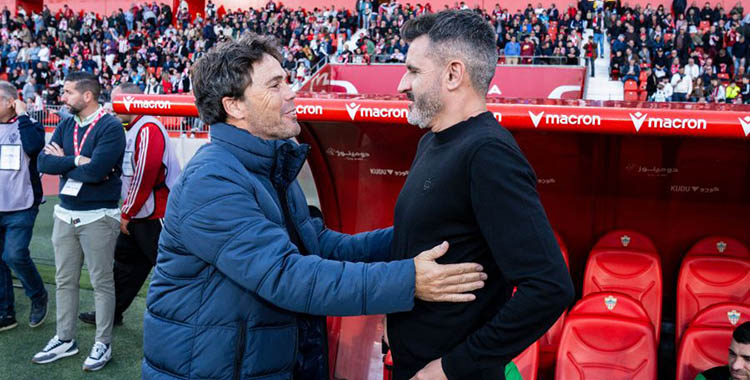 Rubi saludando a Iván Ania en los prolegómenos del partido.