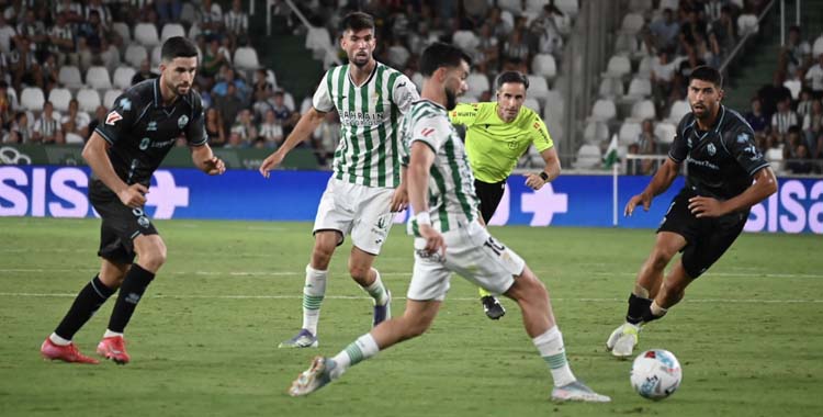 Jacobo controla el balón ante el Castellón en El Arcángel.
