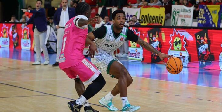 Ja'Monta Black conduce un ataque ante el Caja 87.