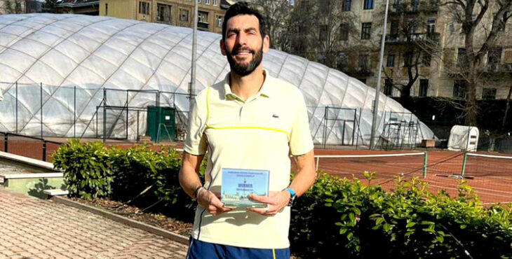 Javi Martínez posando con su distinción. Foto: Federación Andaluza de Tenis