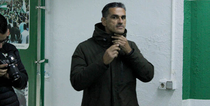 Juanito abrigándose ante el temporal en las entrañas de El Arcángel.