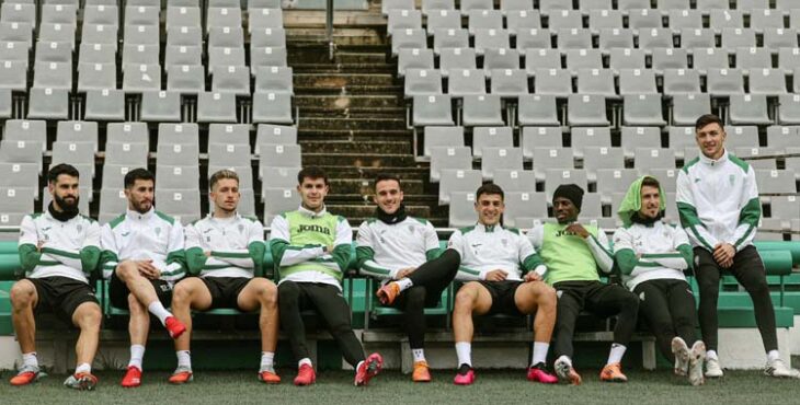 Jugadores del Córdoba esperan turno para un partidillo.