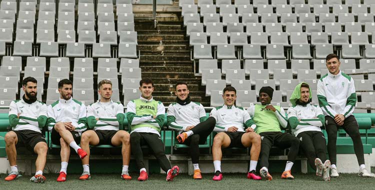 Jugadores del Córdoba esperan turno para un partidillo.