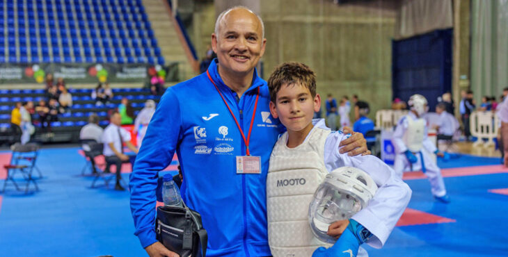 César Martínez posa con uno de sus deportistas.