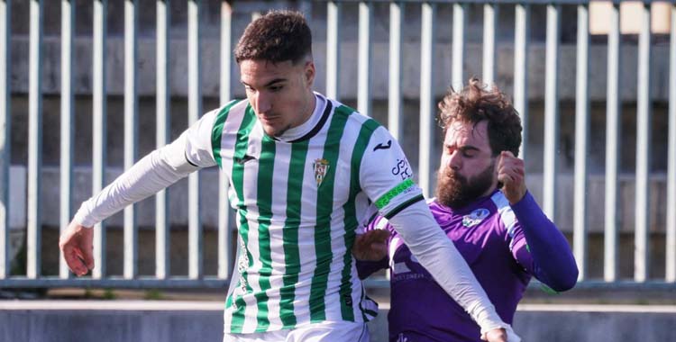 Lance del duelo entre el Córdoba B y el Ciudad de Lucena.