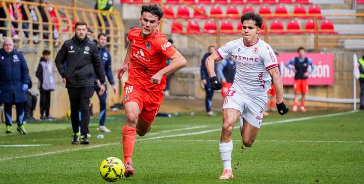 Juan Larios persigue a un rival en un partido con la Cultural.