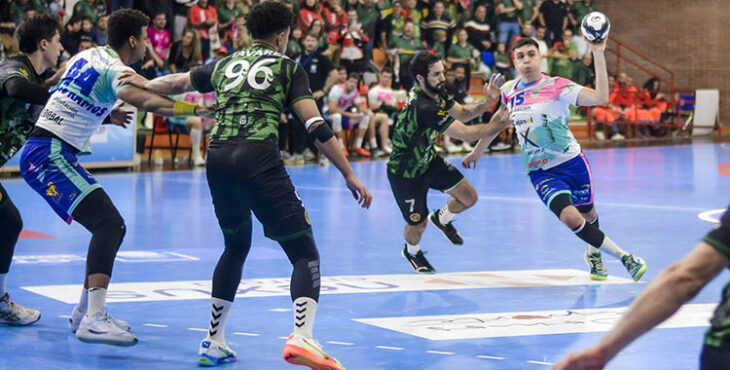 Lucas Aizen circulando con el balón ante la defensa del Rebi Cuenca.