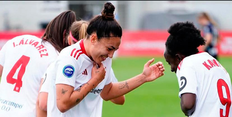 Lucia Moral 'Wifi' celebrando un gol junto a Kanteh Cham. Foto: @luciaamoraal