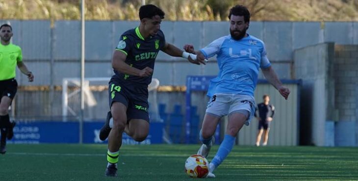 Nacho Fernández presiona a un rival.