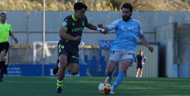 Nacho Fernández presiona a un rival.