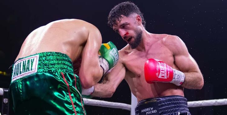 José Luis Navarro Jr. golpea a un rival en un combate.