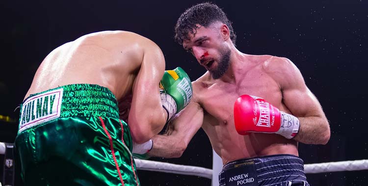 José Luis Navarro Jr. golpea a un rival en un combate.