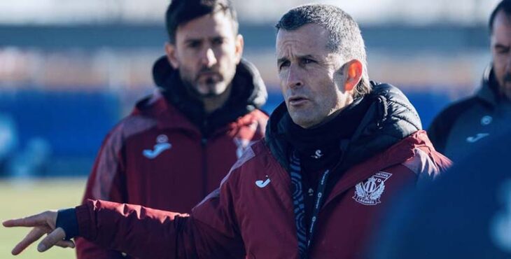 Igor Oca se dirige a sus jugadores en un entrenamiento.