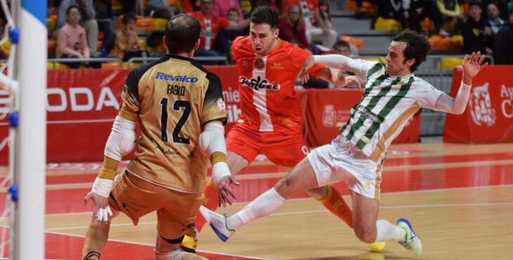 Pablo del Moral y Fabio abortan una ocasión del Jimbee Cartagena.