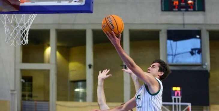Pablo Sánchez entra a canasta en un partido.