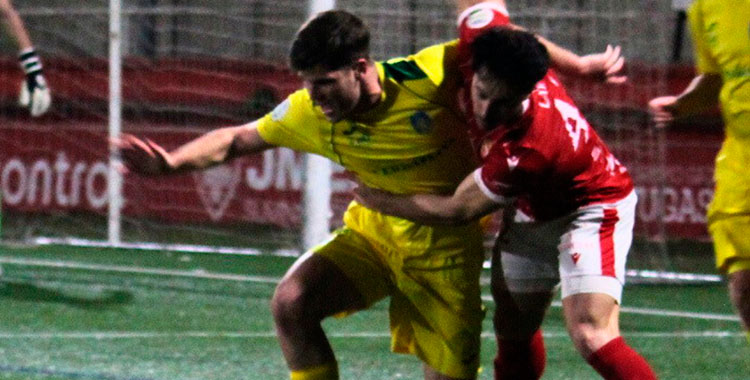 Una disputa de balón durante el enfrentamiento de hoy. Foto:@MontillaCF