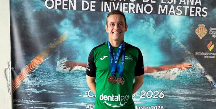 Pedro Serrano posando con sus tres medallas obtenidas. Foto: Club Natación Córdoba