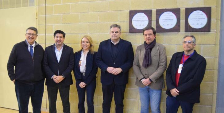 Acto de inauguración de la placa en homenaje a Ernestina Maenza.