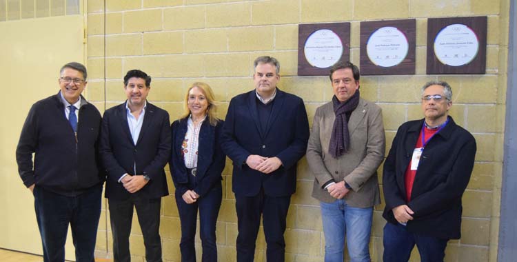 Acto de inauguración de la placa en homenaje a Ernestina Maenza.