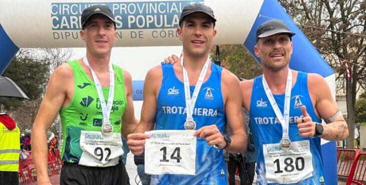 Podio masculino de la Media Maratón Villa de Puente Genil de 2026.