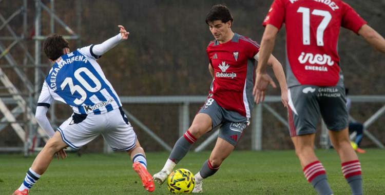 Riki encara a un rival en un partido con el Albacete.