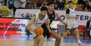 Alejandro Rodríguez avanza con el balón ante el Biele ISB.